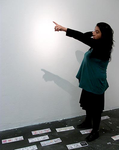 La dibujante Avril Filomeno dando instrucciones durante el montaje de las muestras.