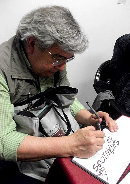 Pepe Palomo firmando ejemplares del libro de humor Satánicos, editado en el festival por Contracultura